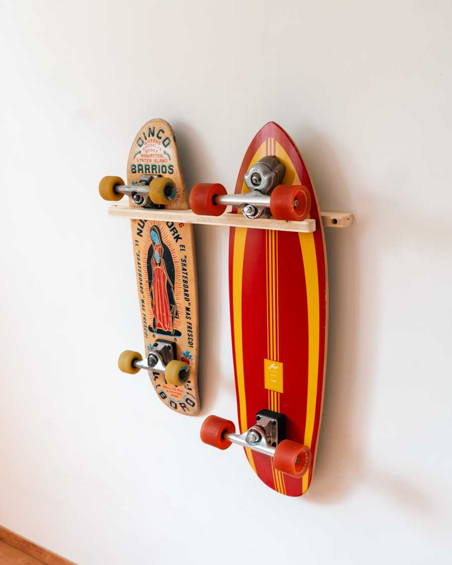 Deux skateboard accroché au mur
