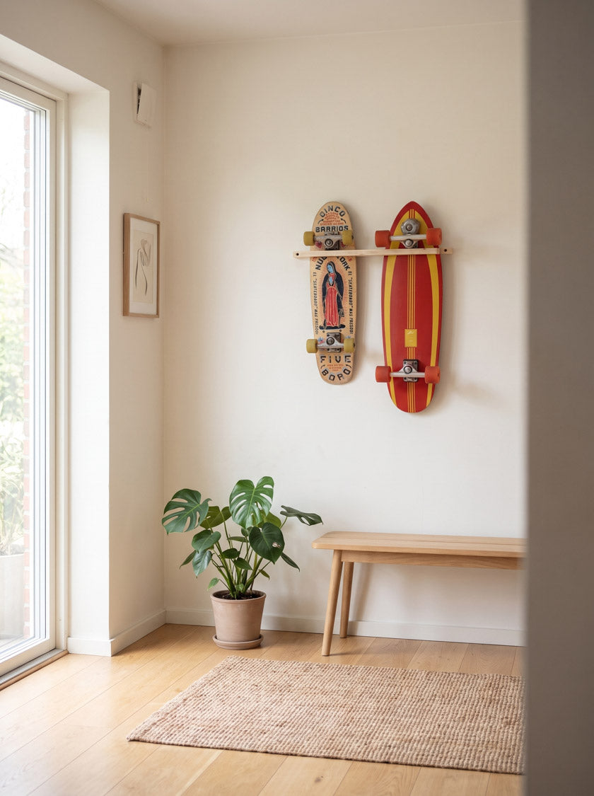 Intérieur scandinave avec planches de skate acccrochées au mur