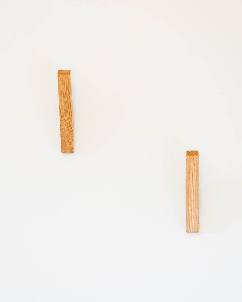 Deux patères en chêne