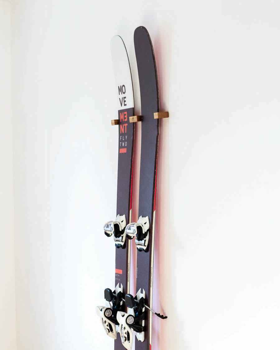 Support mural en bois pour paire de skis