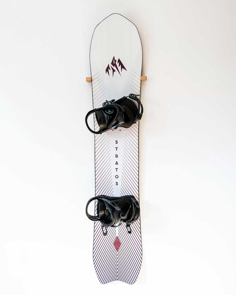 Jones Stratos sur un support mural 