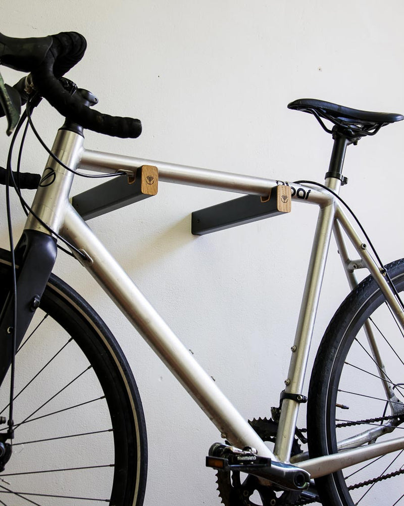 Support mural de vélo en metal et chêne