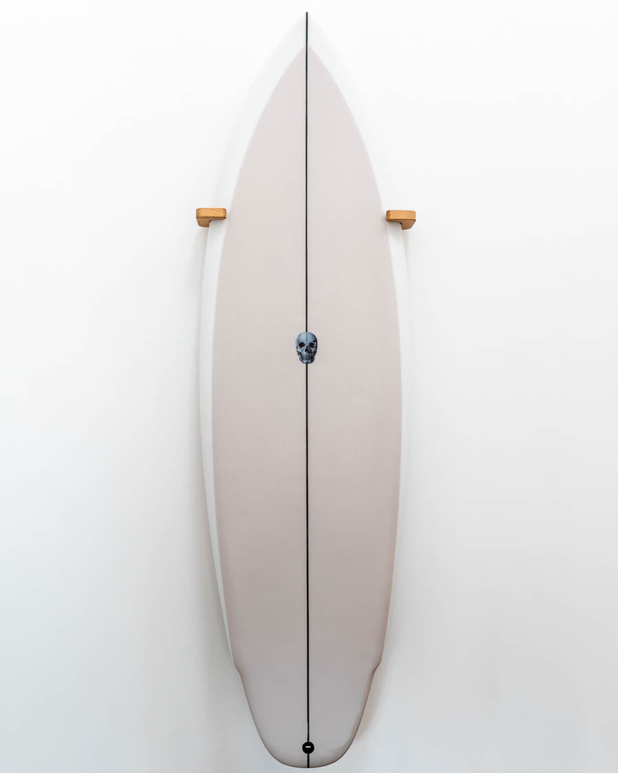 Un support mural vertical pour planche de surf