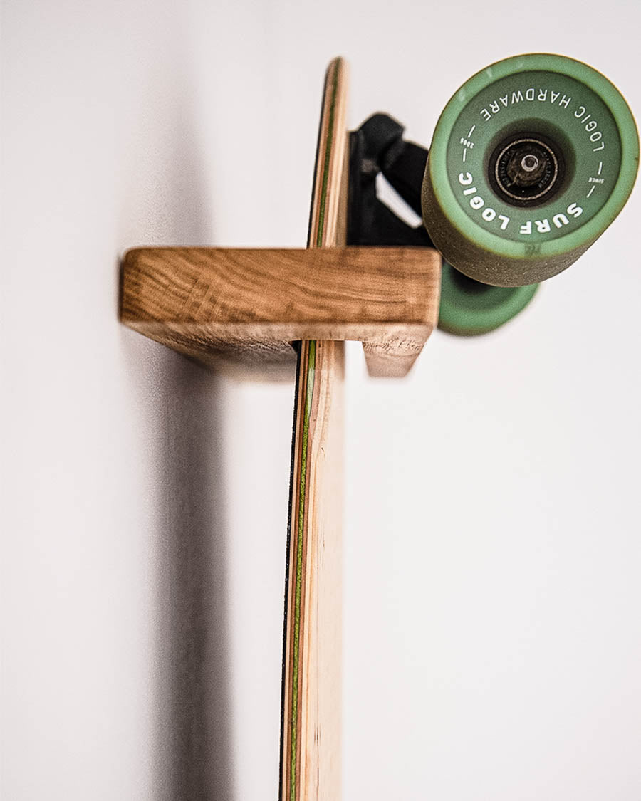 Gros plan sur un support mural de skateboard
