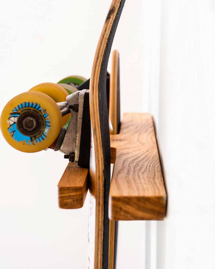 Gros plan sur un support mural en bois pour deux planches de skate