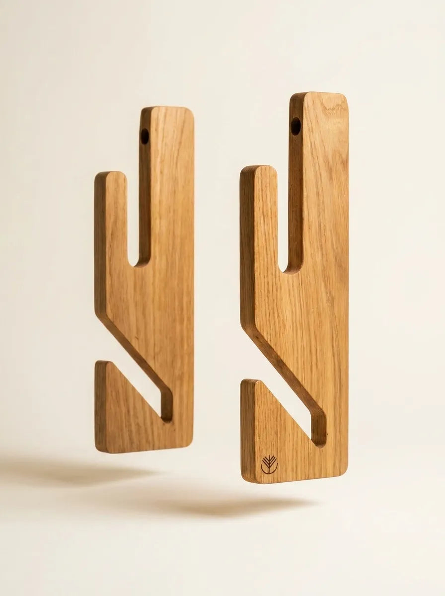 Dos soportes de roble ajustables de forma independiente de un soporte boardsport Rack and Ride, adaptados a distintos tamaños de tabla