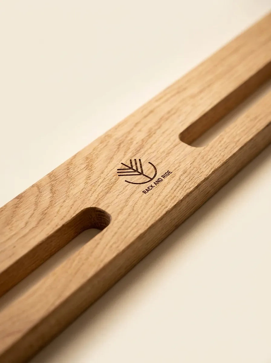 Primer plano del roble de origen responsable de un soporte de pared doble para skate Rack and Ride hecho a mano