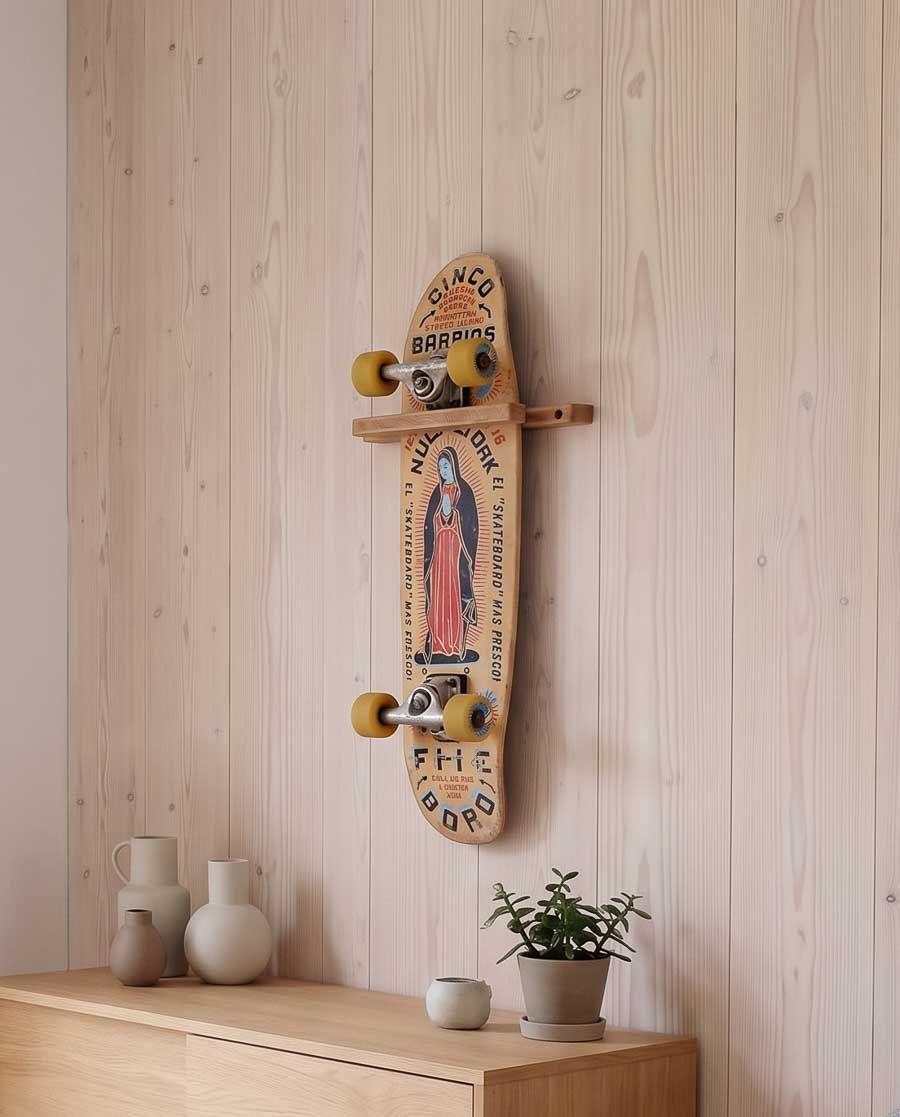 Une planche de skateboard accroché au mur dans une chambre