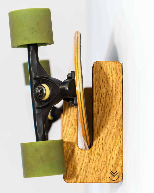 Support mural boardsport simple en chêne Rack and Ride maintenant une planche à l'horizontale