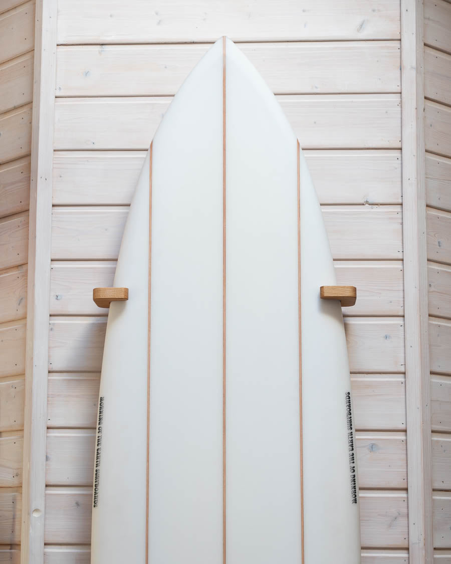Nahaufnahme des Eichenbügels einer vertikalen Surfboard-Wandhalterung von Rack and Ride