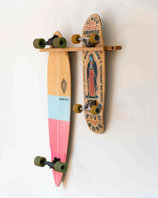 Support mural vertical double pour skateboard en chêne Rack and Ride maintenant deux decks côte à côte
