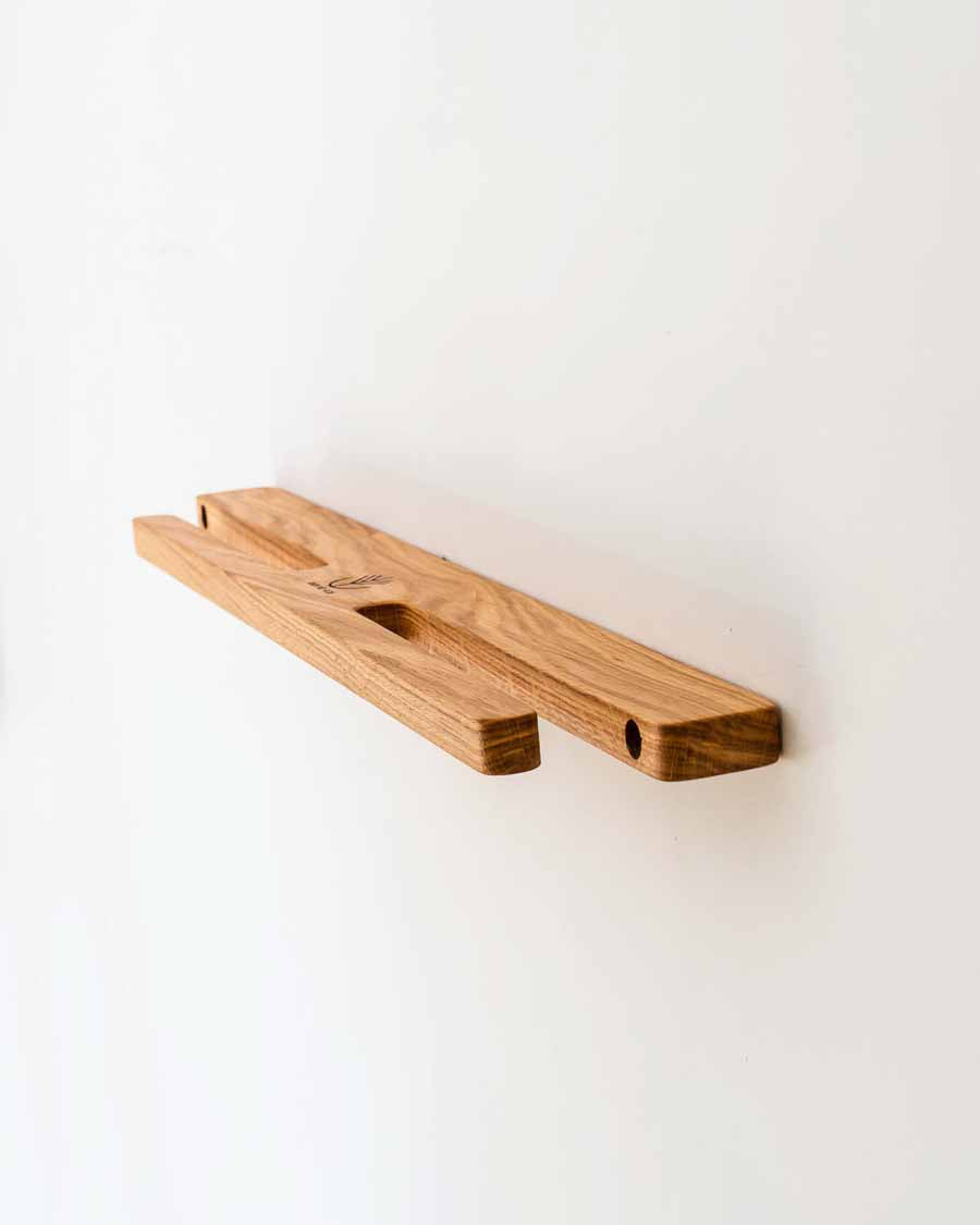 Soporte de pared vertical doble de roble macizo que muestra dos skates con el gráfico hacia fuera