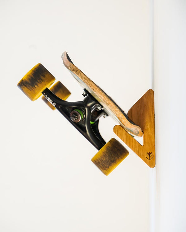 Support mural pour skateboard en chêne massif Rack and Ride maintenant un deck à 45°