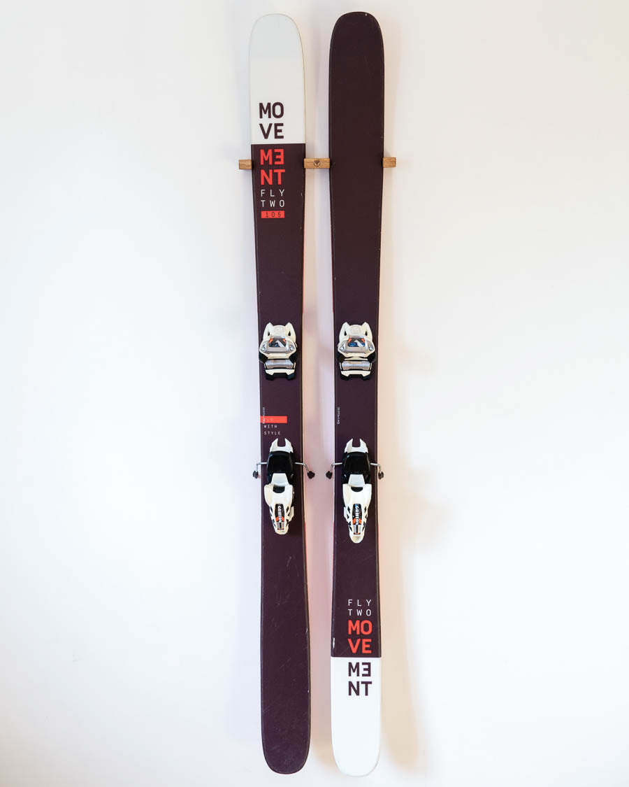 Ski-Wandhalterung aus massiver Eiche mit einem Paar Ski an der Wand