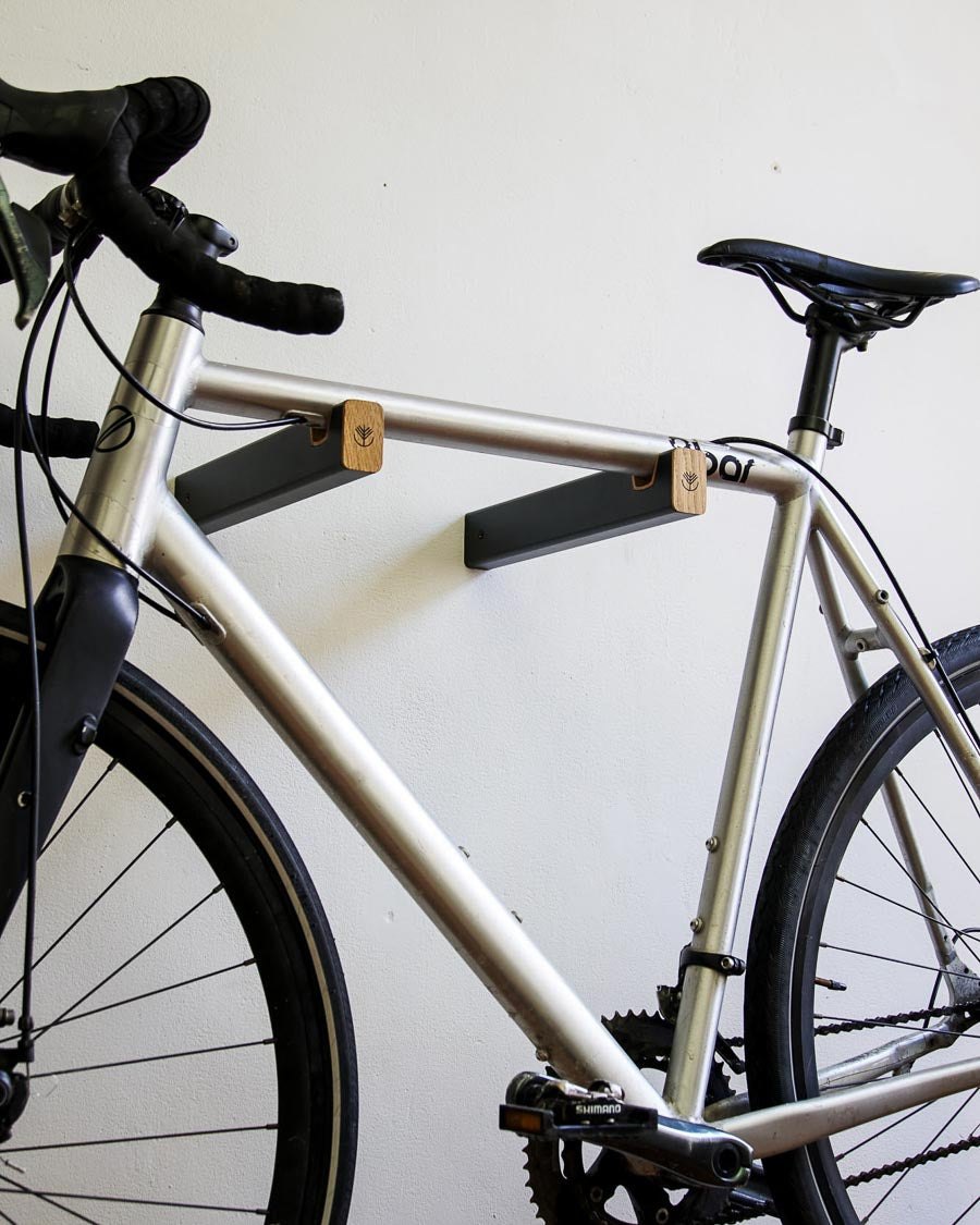 Rennrad-Wandhalterung aus Eiche und Stahl von Rack and Ride