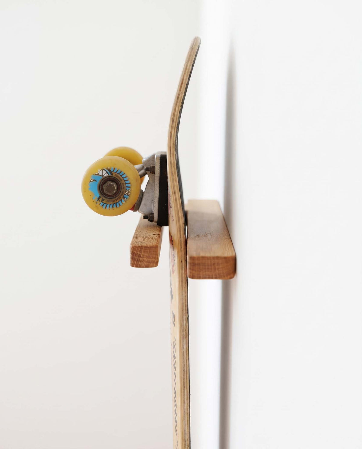 Soporte de Pared Vertical para Skateboard de Roble