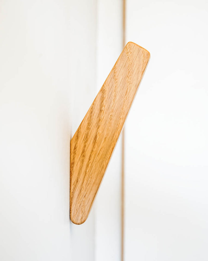 Wandhaken aus massiver Eiche in Wellenform von Rack and Ride an der Wand