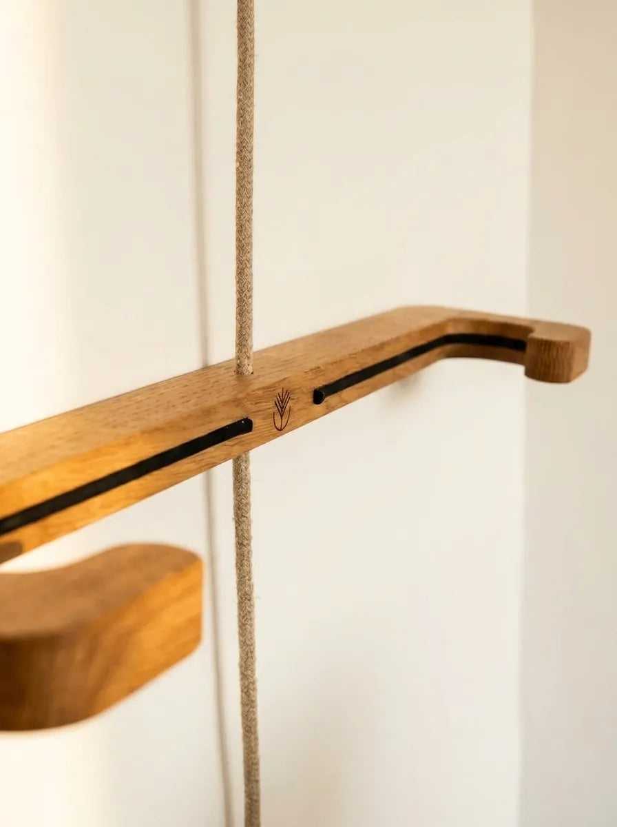 Eichenbügel und Baumwollseil der vertikalen Surfboard-Wandhalterung von Rack and Ride, das ein Surfboard flach an der Wand hält