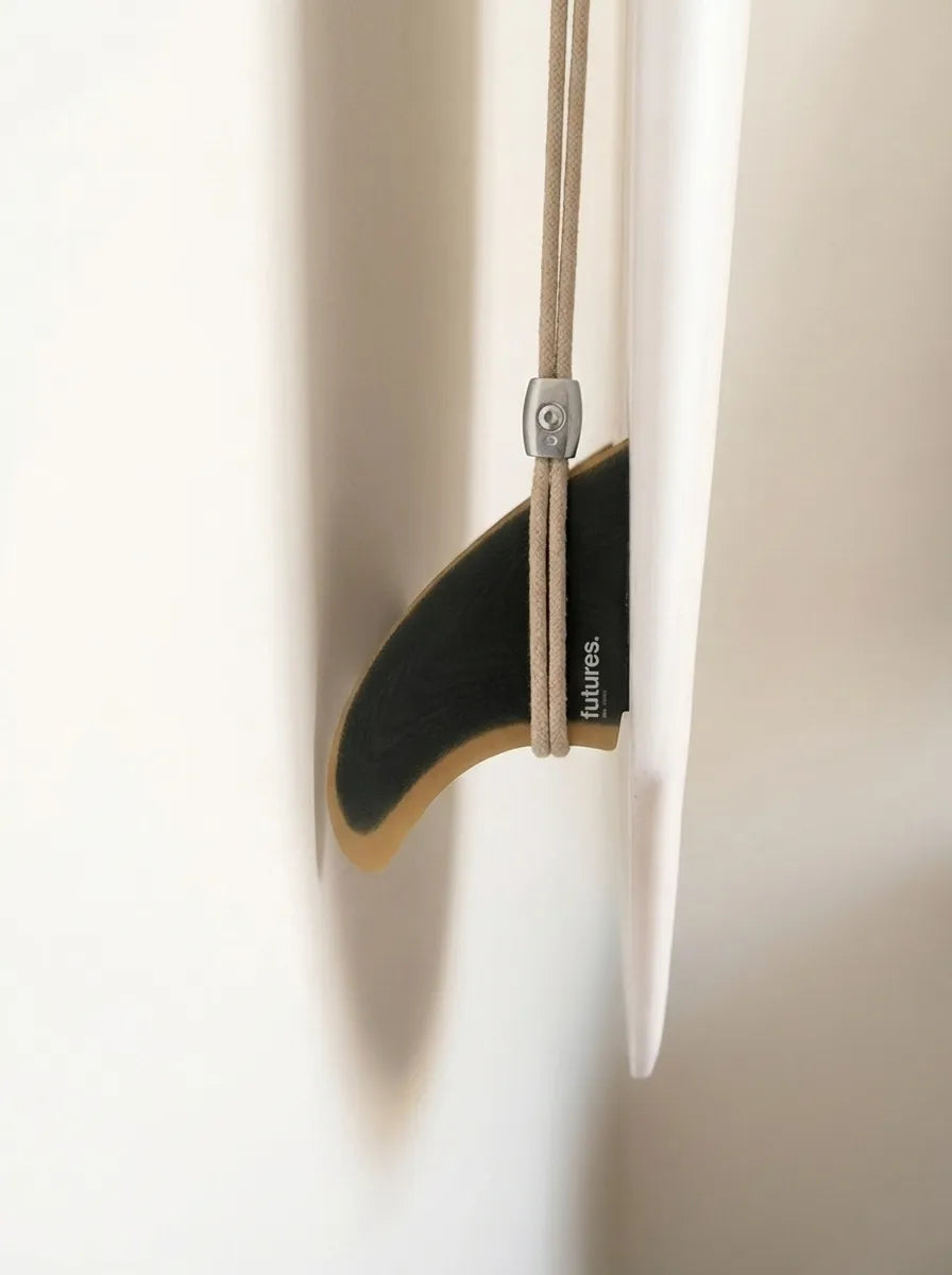 Seil um die Finne eines Surfboards gelegt und mit einer Metall-Seilklemme gesichert, vertikale Surfboard-Wandhalterung aus Eiche