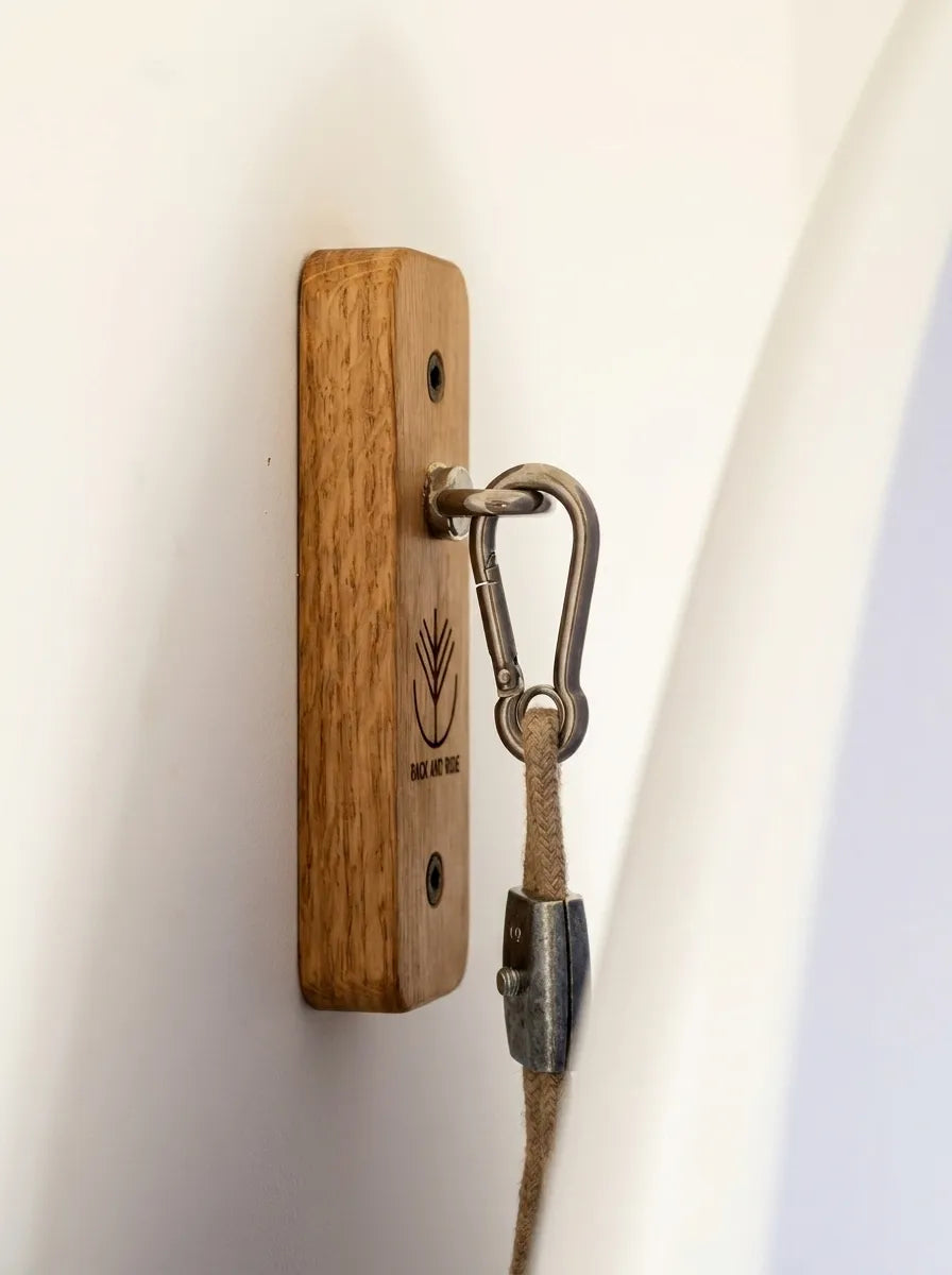 Eichen-Wandplatte von Rack and Ride mit Edelstahl-Karabiner und Seil, Befestigung der vertikalen Surfboard-Wandhalterung